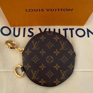 Round Zippy LV pouch from Trio Pouchette
